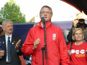 Philip Jennings animó a la multitud, rindió homenaje a CWA, Ver.Di y DGB por defender a los trabajadores y trabajadoras de T-Mobile en Estados Unidos y pidió a Deutsche Telekom que hiciera lo correcto.