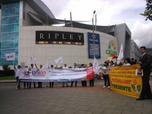 Mientras en Lima, Perú, se desarrollaba la movilización contra Ripley Perú, denunciando las indignas condiciones de trabajo a las que estaban sometidos los y las trabajadoras; en Colombia también hicimos unplantón de solidaridad, porque nuestra causa es la de todos y todas. ¡Conquistemos el trabajo decente!